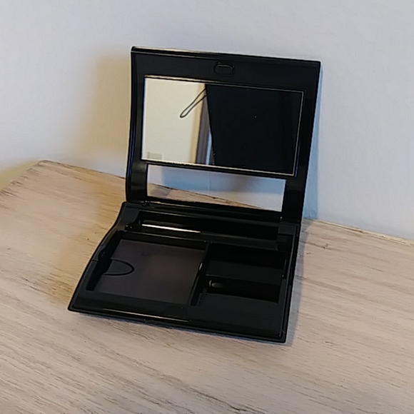 Mary Kay compact (empty) - Picture 1 of 5